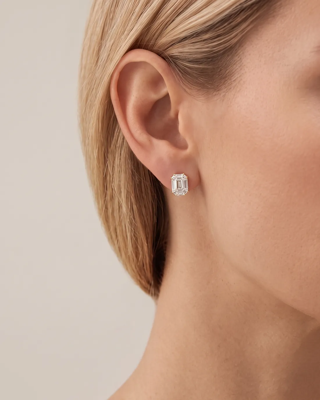 ORTIGAS Baguette Deco Studs, серьги, в ухе