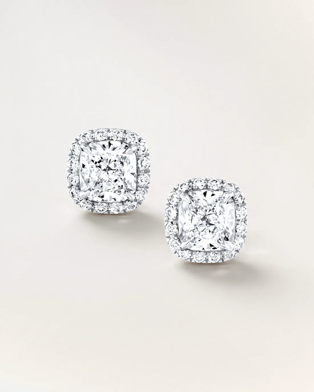 ORTIGAS Cushion Halo Studs, серьги, вид спереди