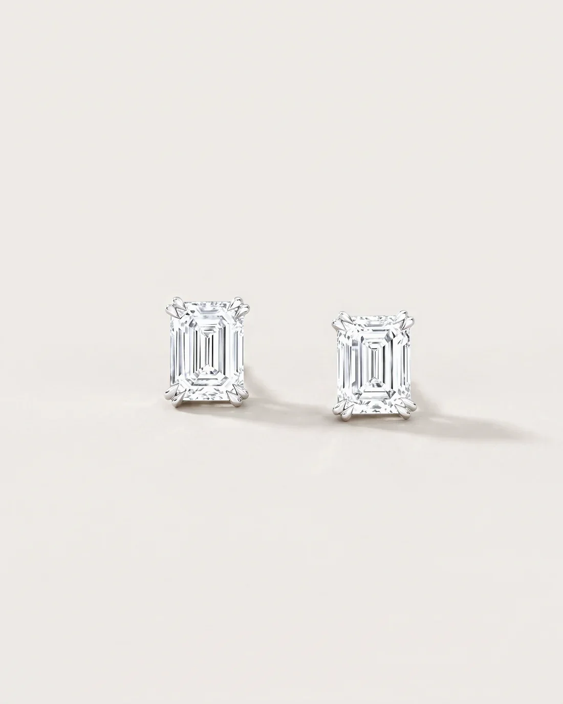 ORTIGAS Emerald Cut Studs, серьги, вид спереди