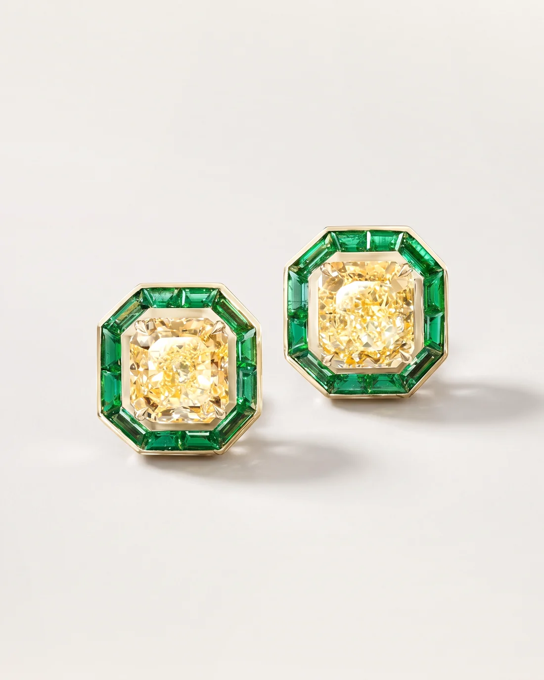 ORTIGAS Emerald Frame Studs, серьги, вид спереди
