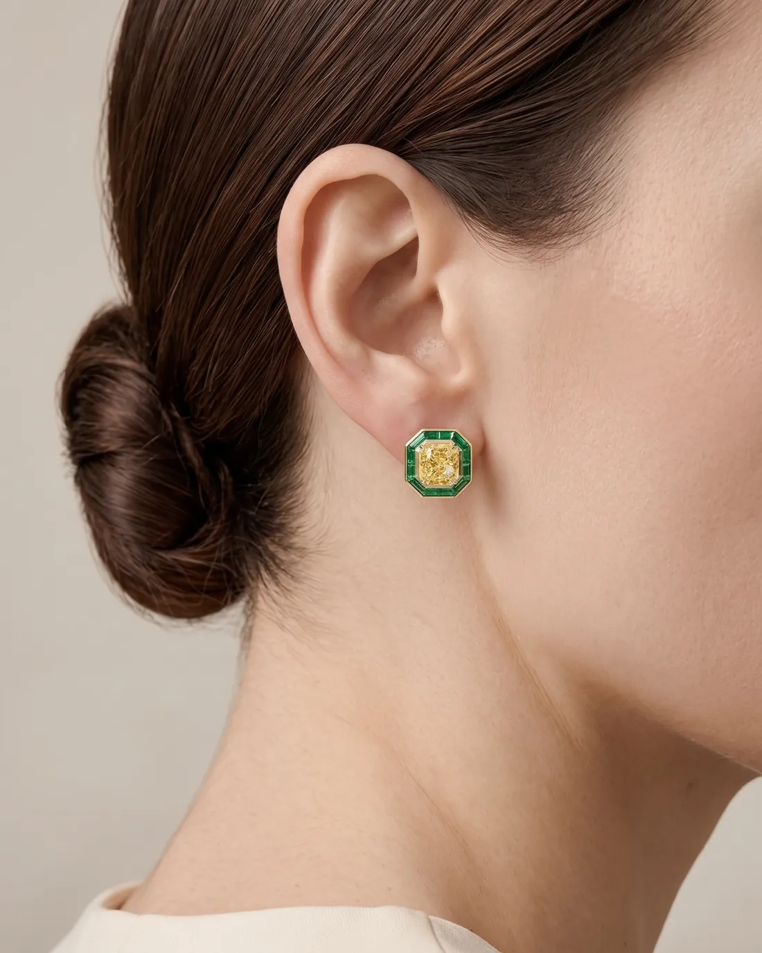 ORTIGAS Emerald Frame Studs, серьги, в ухе