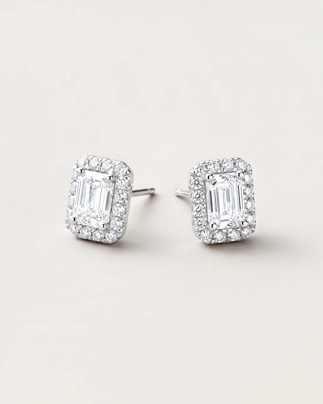 ORTIGAS Emerald Halo Studs, серьги, вид спереди