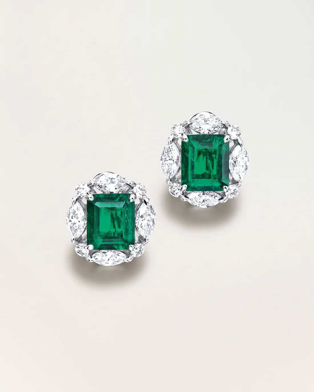 ORTIGAS Emerald Petal Studs, серьги, вид спереди