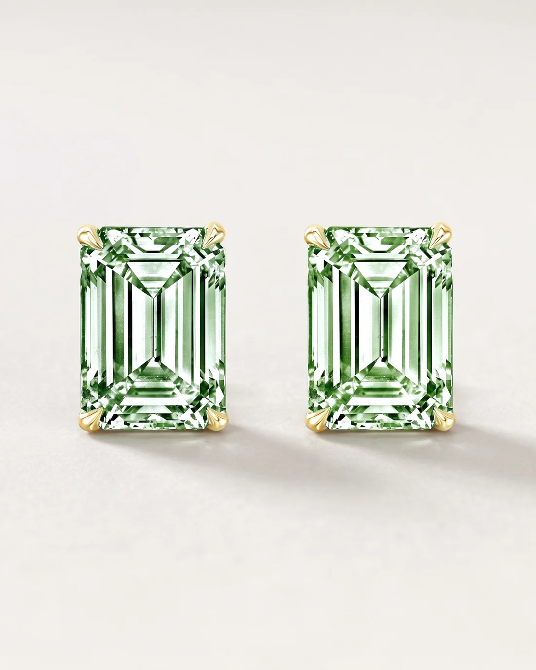 ORTIGAS Emerald Studs, серьги, вид спереди