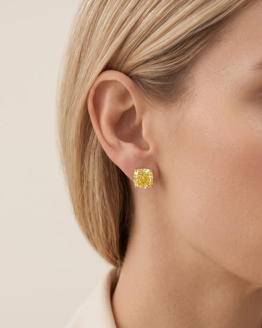 ORTIGAS Yellow Cushion Studs, серьги, в ухе