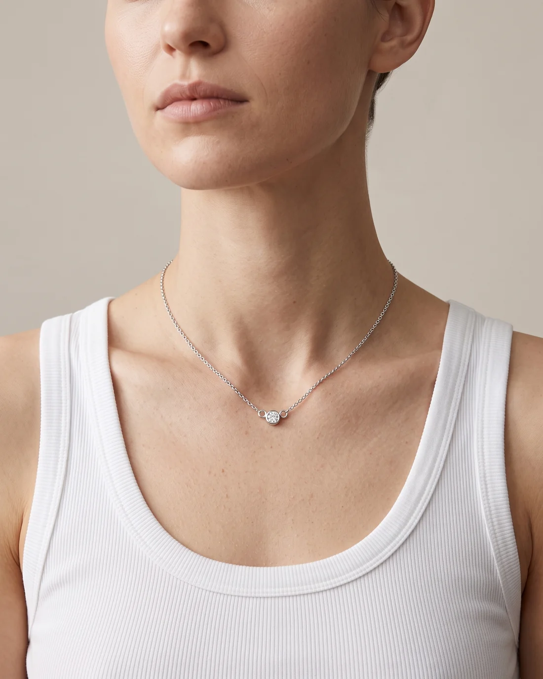 ORTIGAS Bezel Solitaire, колье, на шее