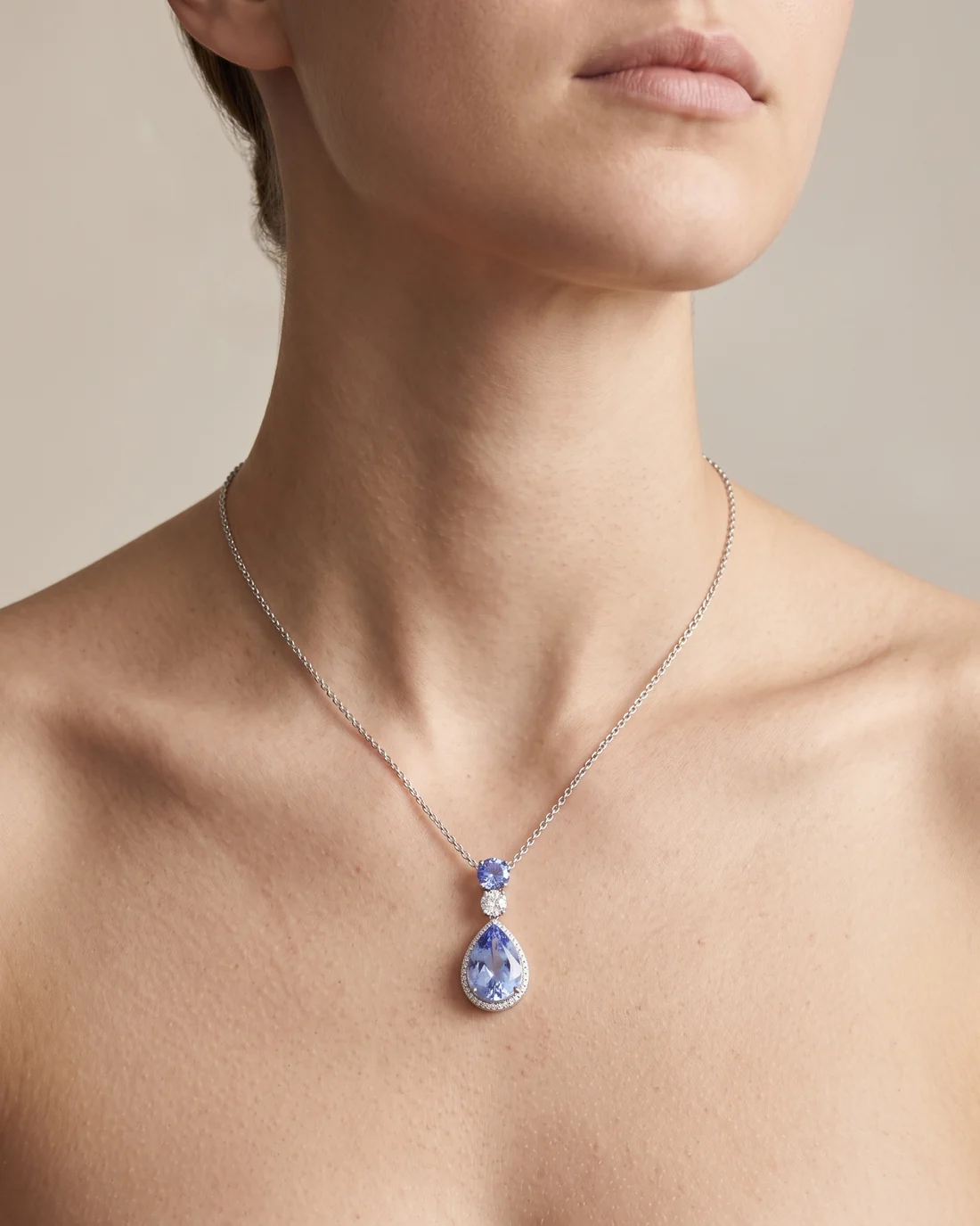 ORTIGAS Blue Pear Drop, колье, на шее