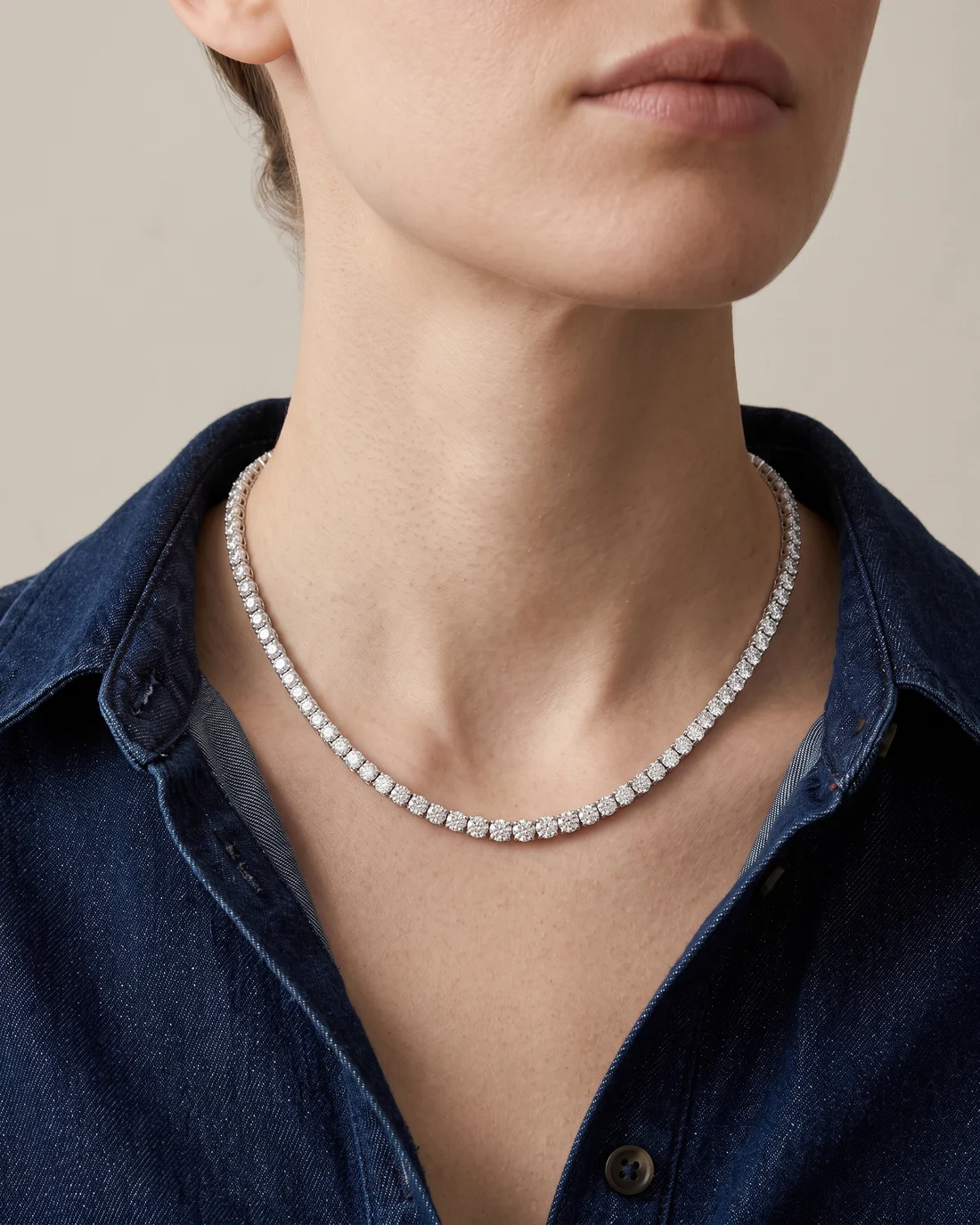 ORTIGAS Diamond Riviere, колье, на шее