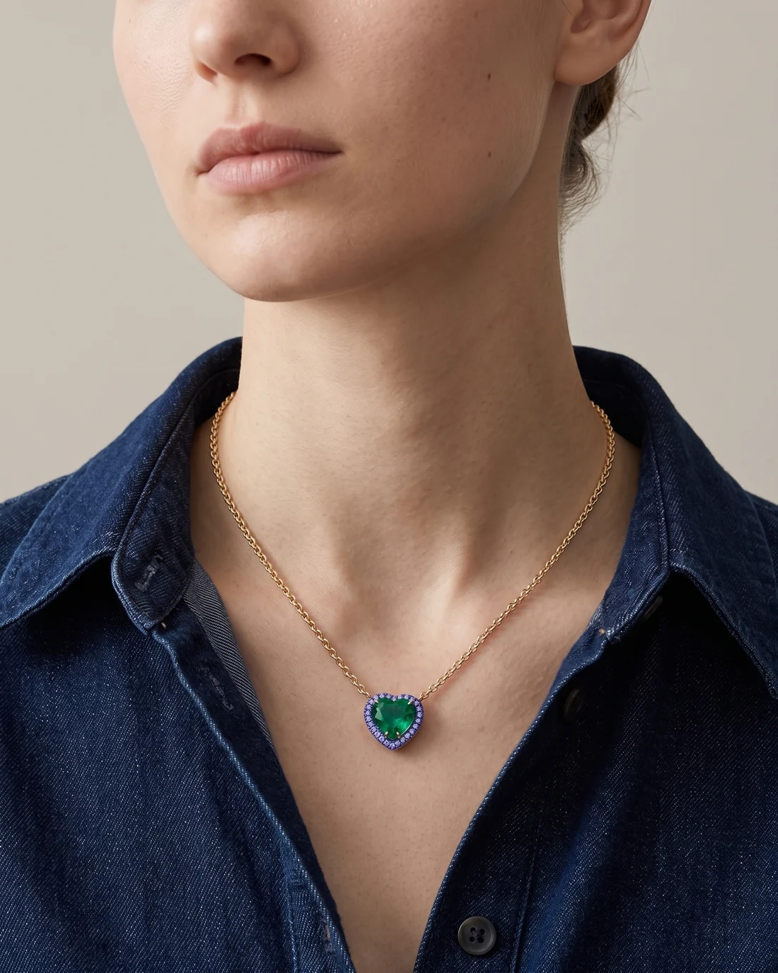 ORTIGAS Emerald Heart, колье, на шее