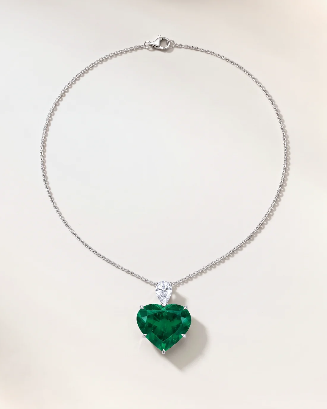 ORTIGAS Emerald Heart Drop, колье, вид спереди