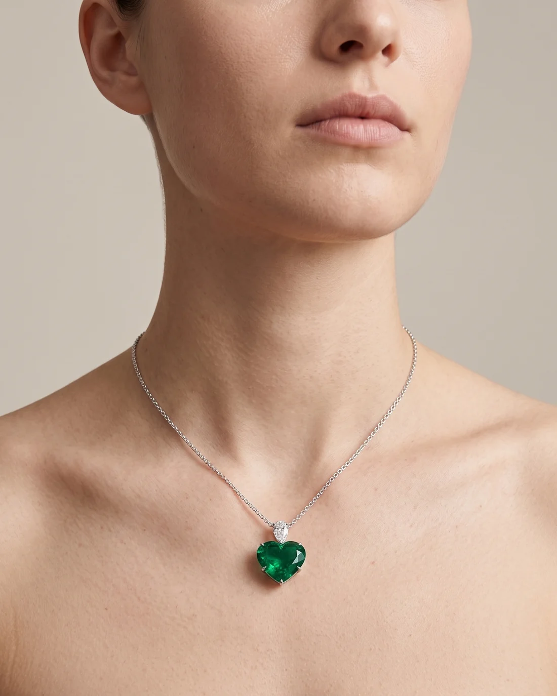 ORTIGAS Emerald Heart Drop, колье, на шее