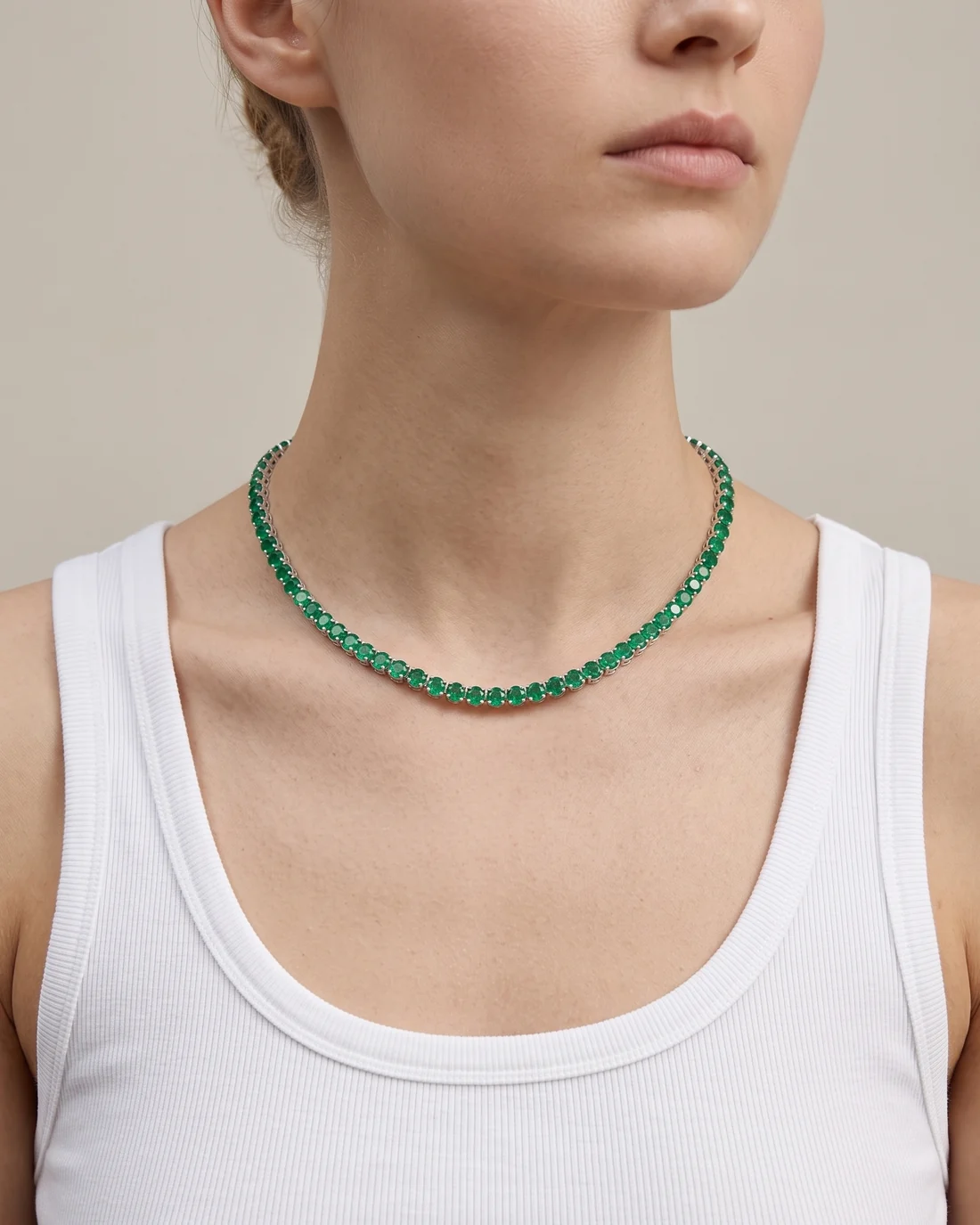 ORTIGAS Emerald Riviere, колье, на шее