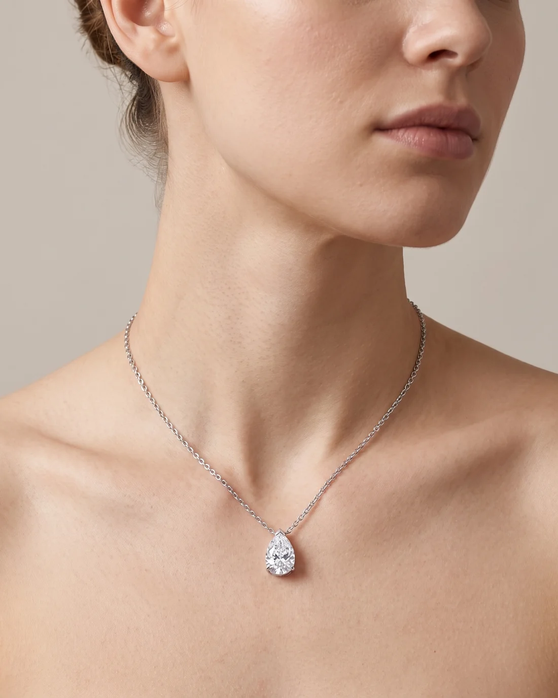 ORTIGAS Pear Pendant, колье, на шее
