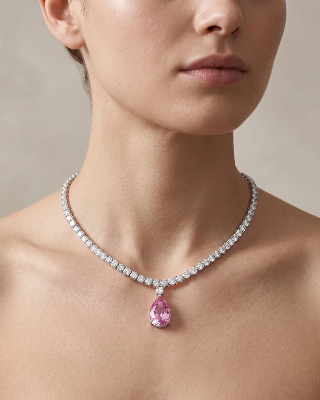 ORTIGAS Pink Pear Riviere, колье, на шее