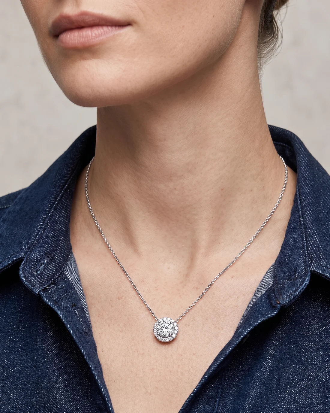 ORTIGAS Round Halo Pendant, колье, на шее