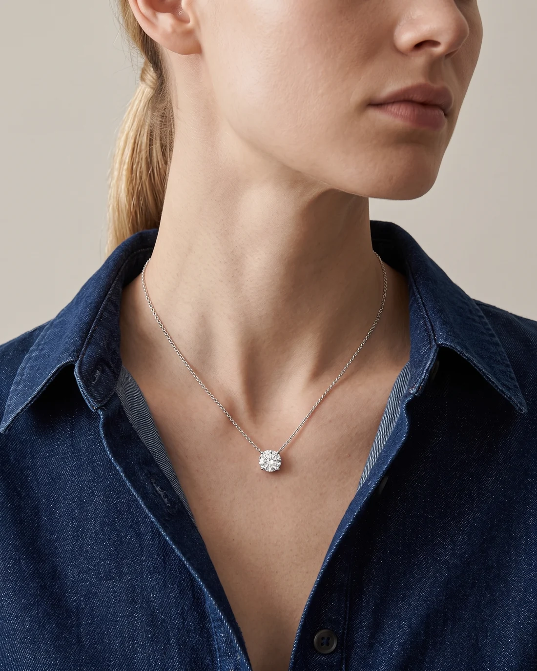ORTIGAS Round Pendant, колье, на шее