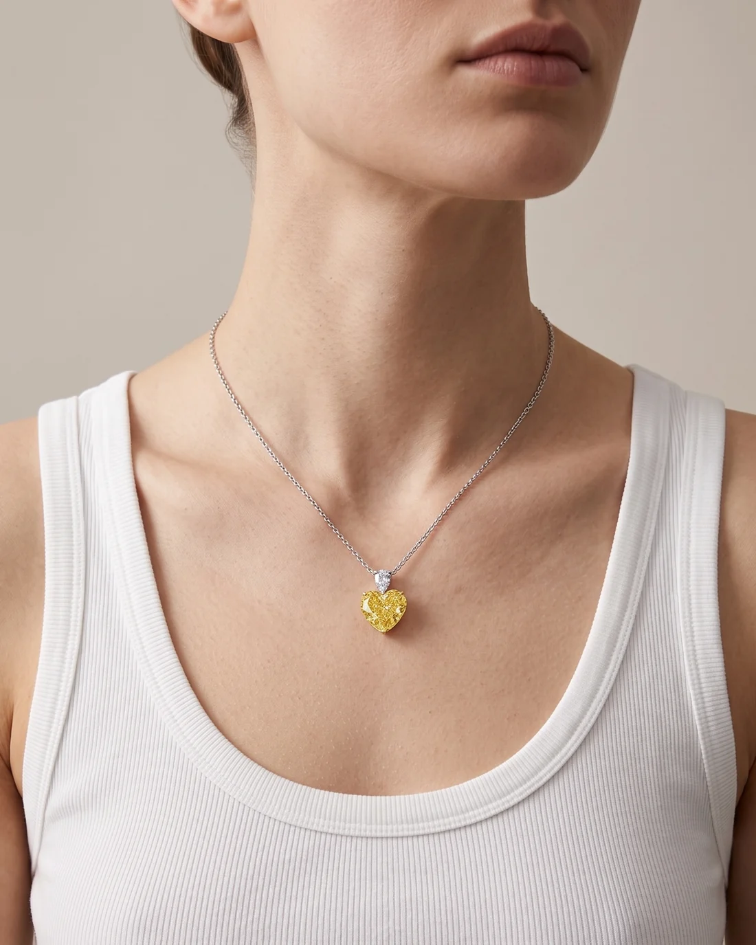 ORTIGAS Yellow Heart Drop, колье, на шее