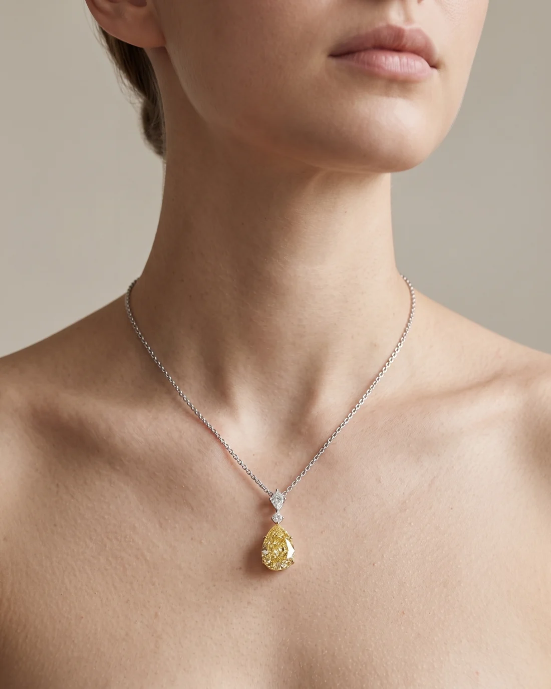 ORTIGAS Yellow Pear Drop, колье, на шее