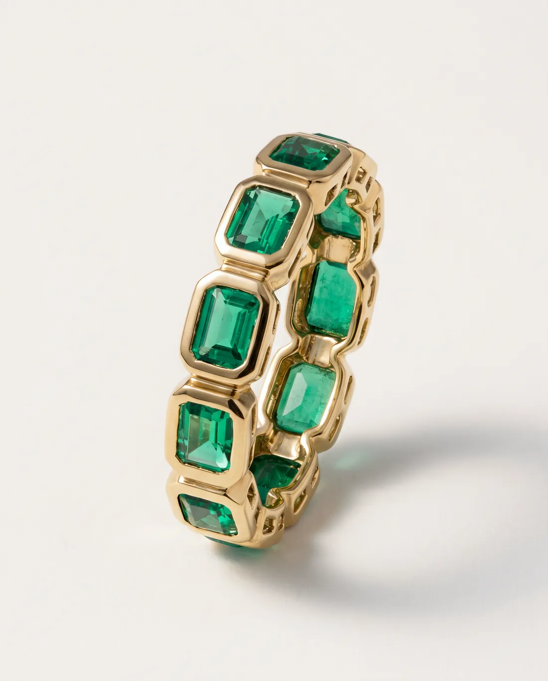 ORTIGAS Emerald Bezel Band, кольцо, вид спереди