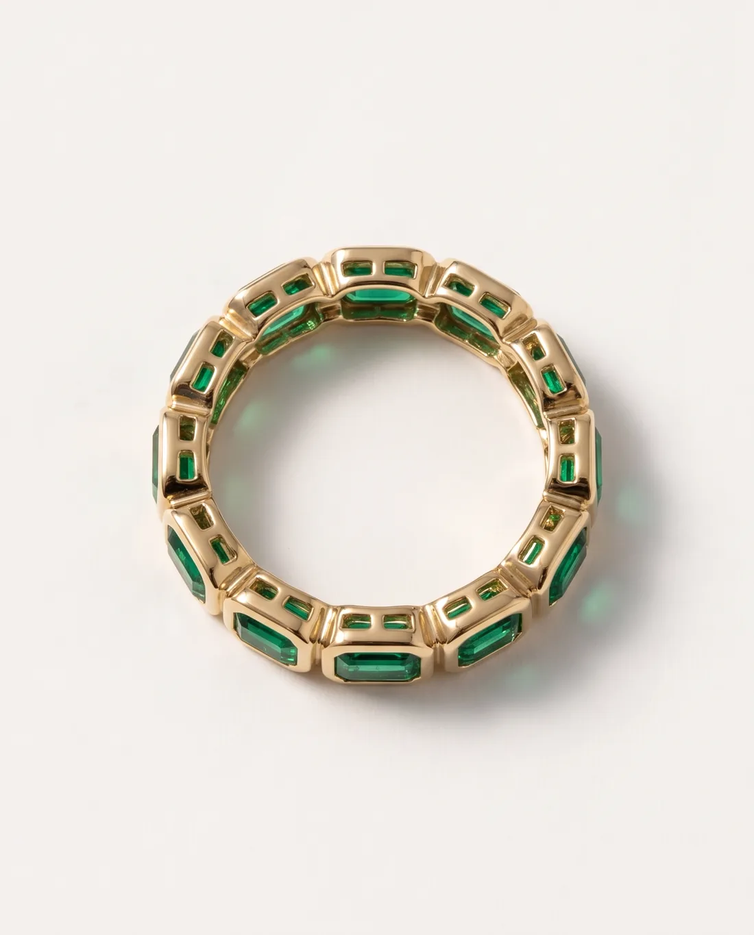 ORTIGAS Emerald Bezel Band, кольцо, вид в три четверти