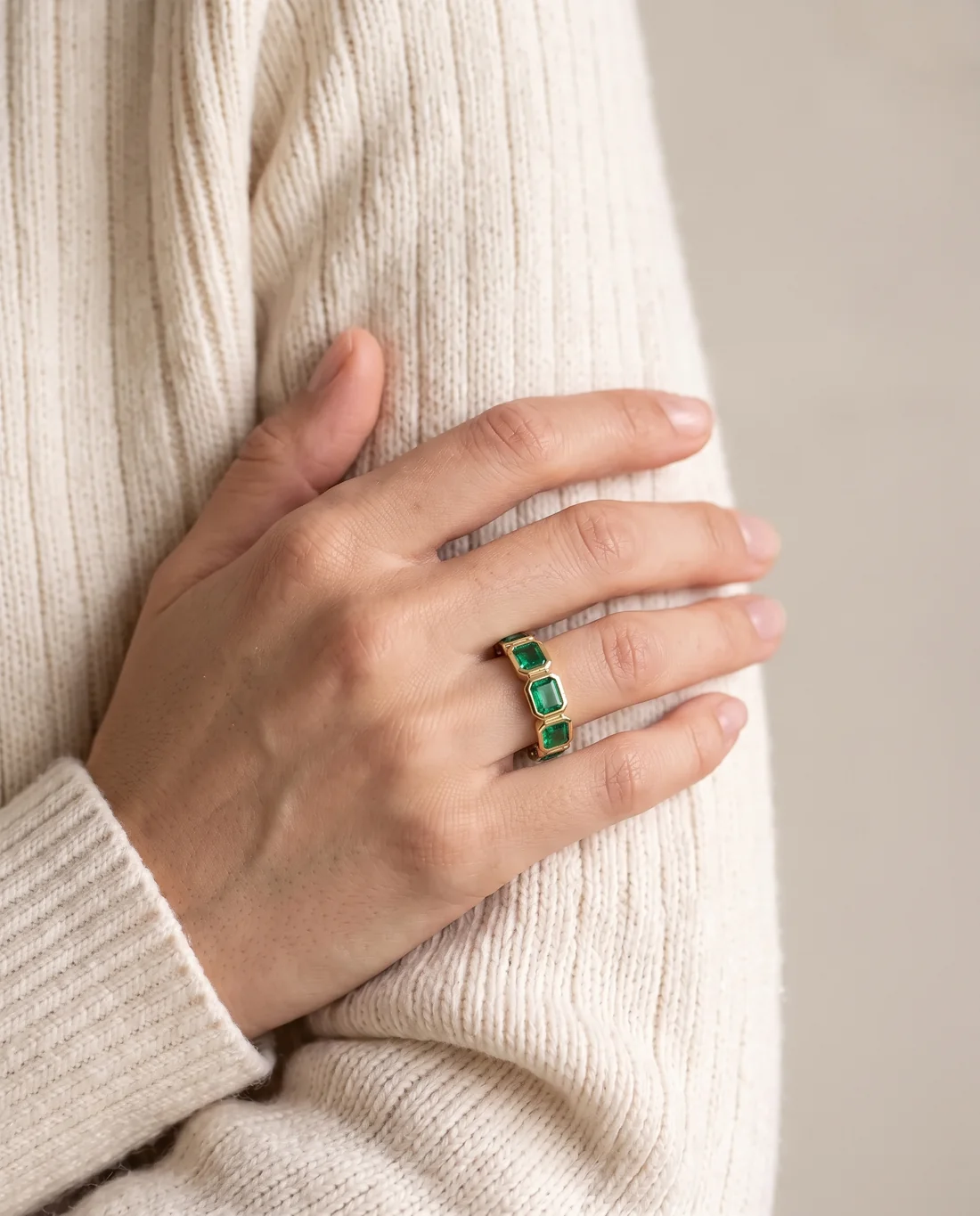 ORTIGAS Emerald Bezel Band, кольцо, на руке