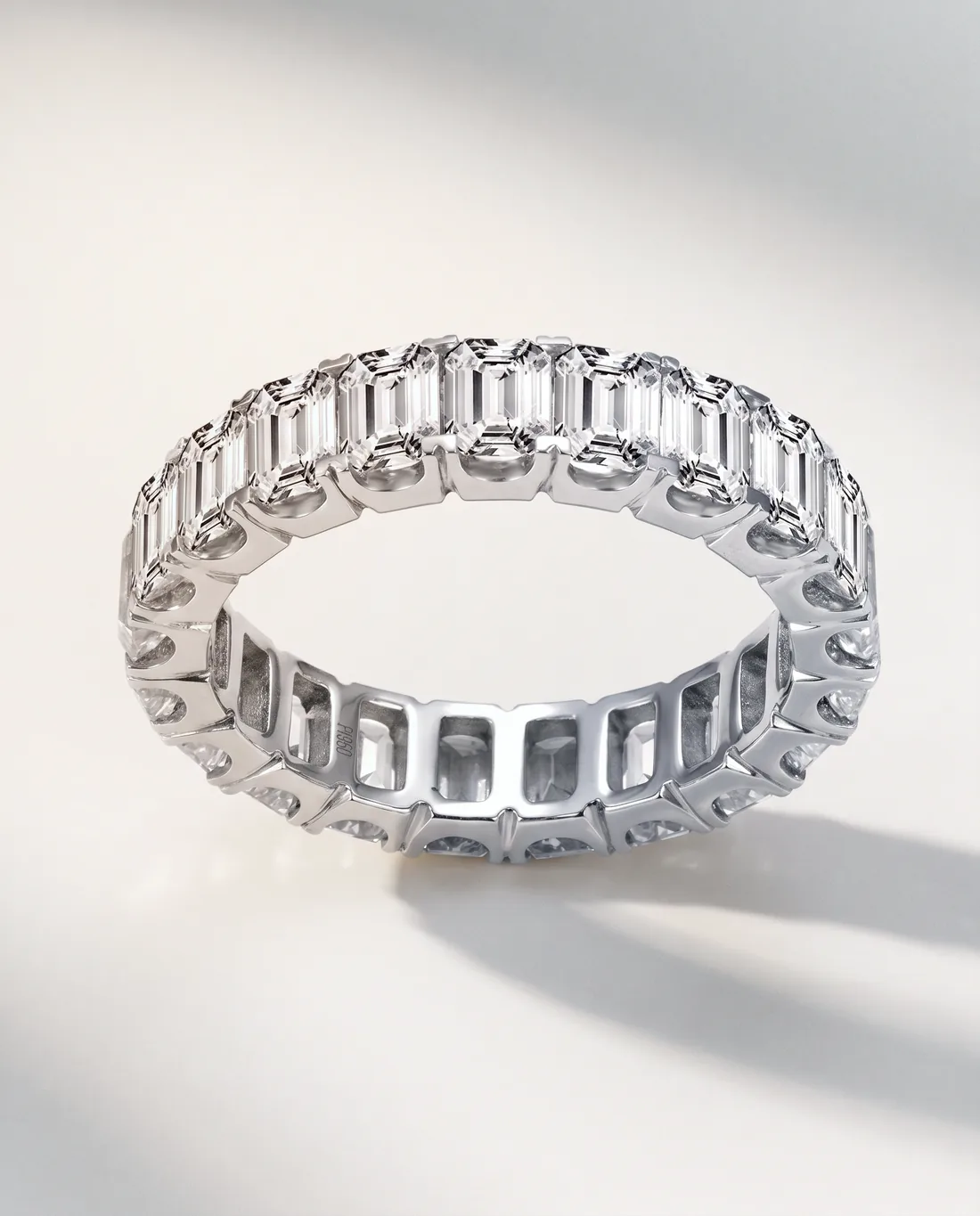 ORTIGAS Emerald-Cut Eternity, кольцо, вид спереди