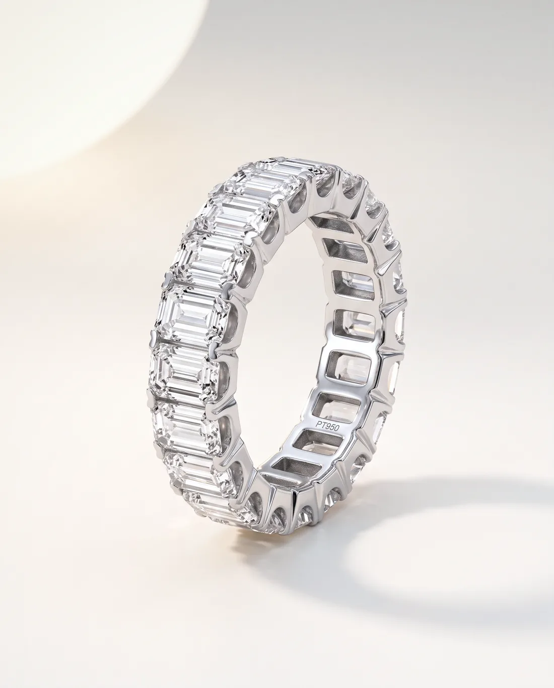ORTIGAS Emerald-Cut Eternity, кольцо, вид в три четверти