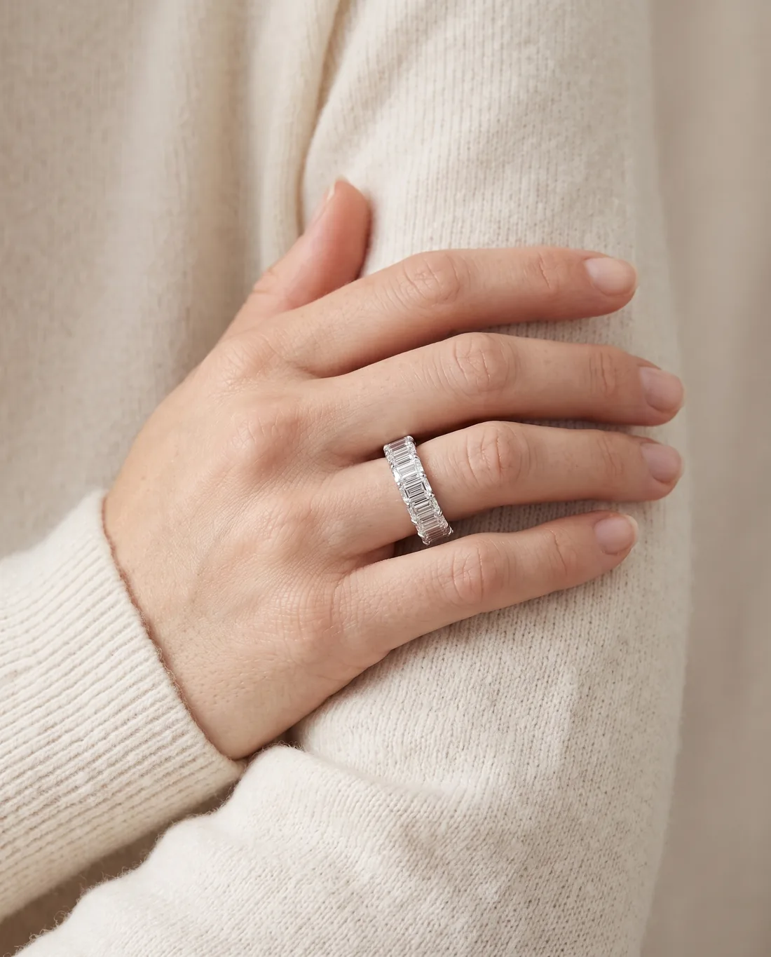 ORTIGAS Emerald-Cut Eternity, кольцо, на руке