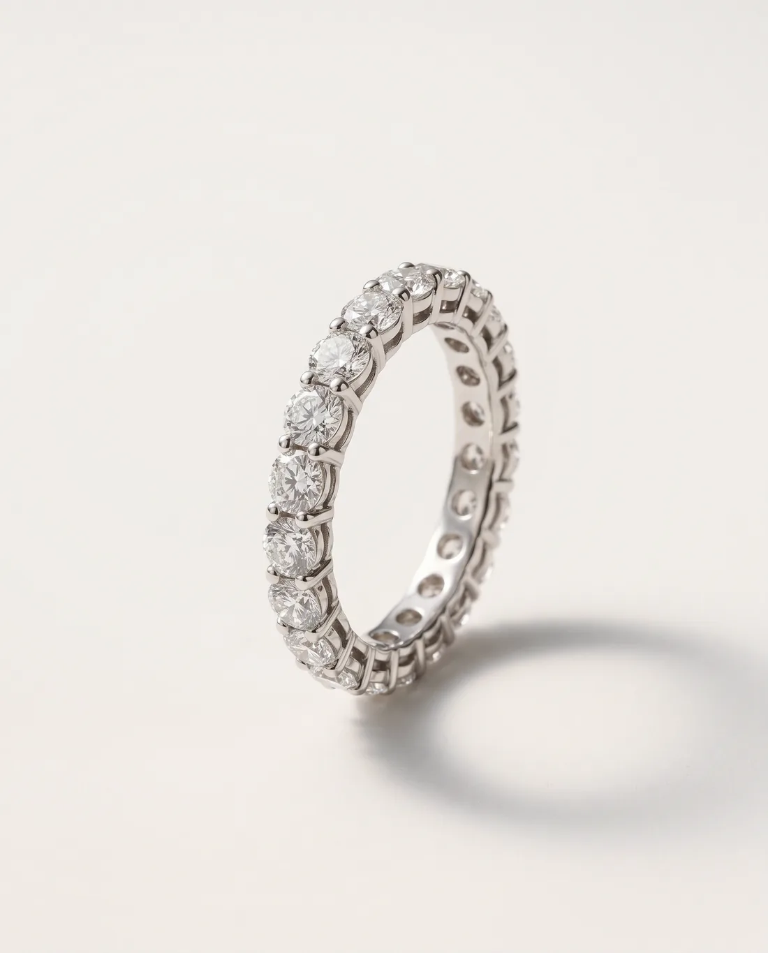 ORTIGAS Diamond eternity, кольцо, вид в три четверти