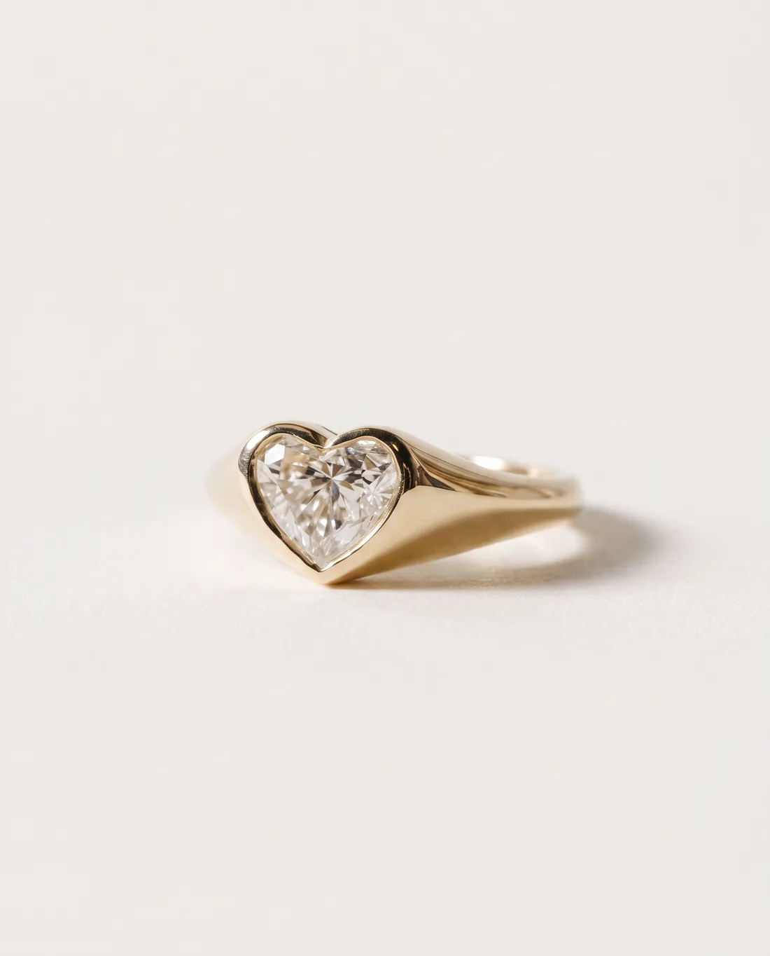 ORTIGAS Heart Signet, кольцо, вид спереди