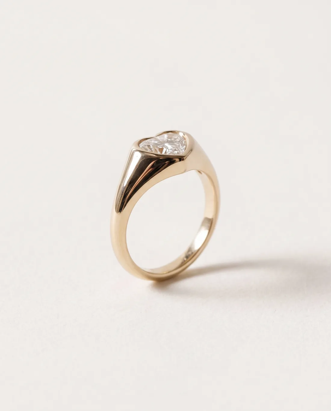 ORTIGAS Heart Signet, кольцо, вид в три четверти