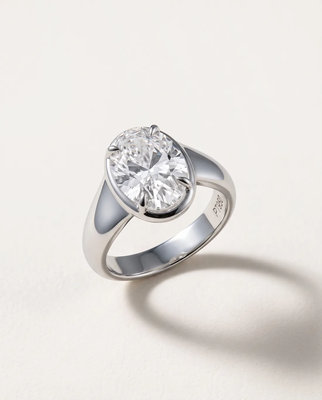 ORTIGAS Oval bezel, кольцо, вид в три четверти