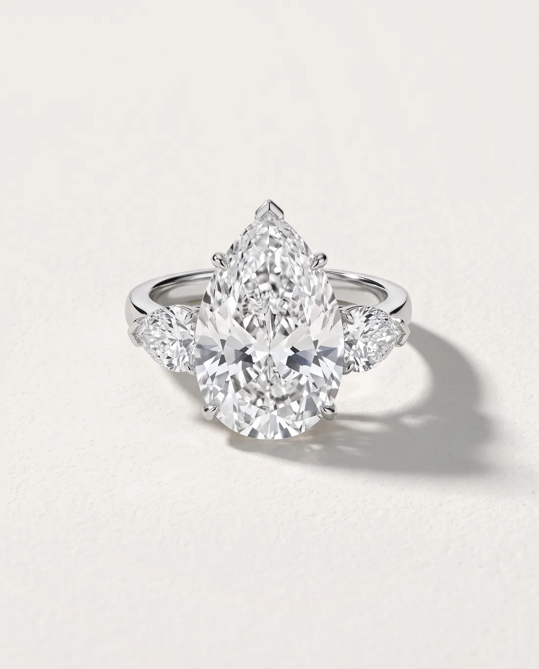 ORTIGAS Pear three-stone, кольцо, вид спереди