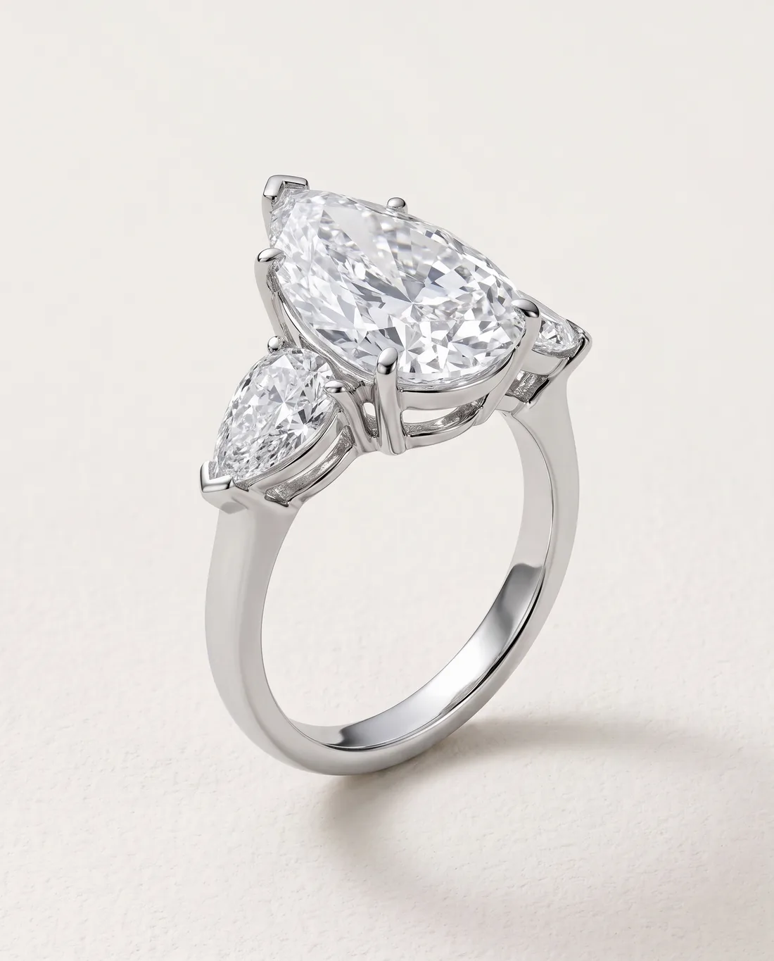 ORTIGAS Pear three-stone, кольцо, вид в три четверти