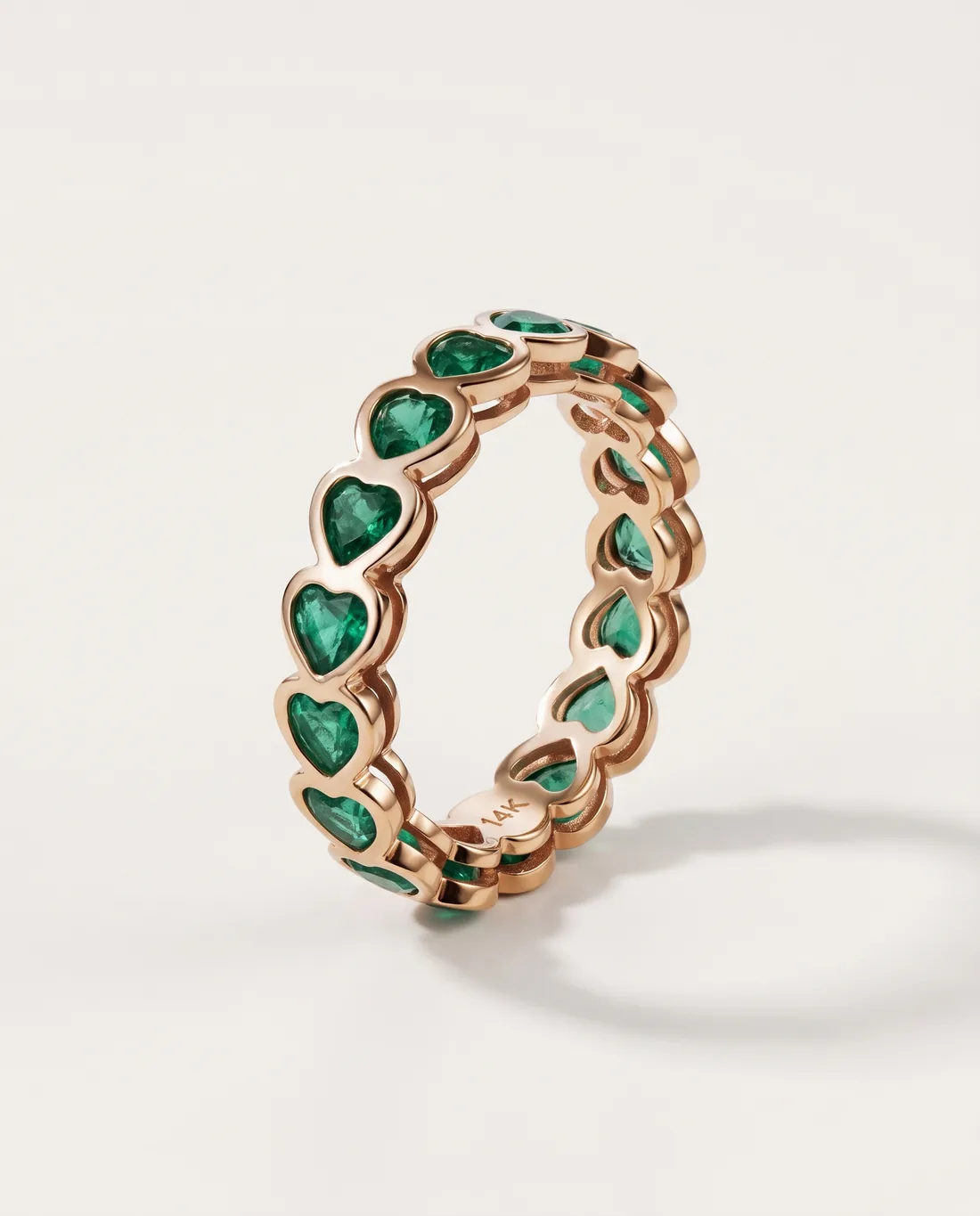 ORTIGAS Rose Emerald Band, кольцо, вид в три четверти