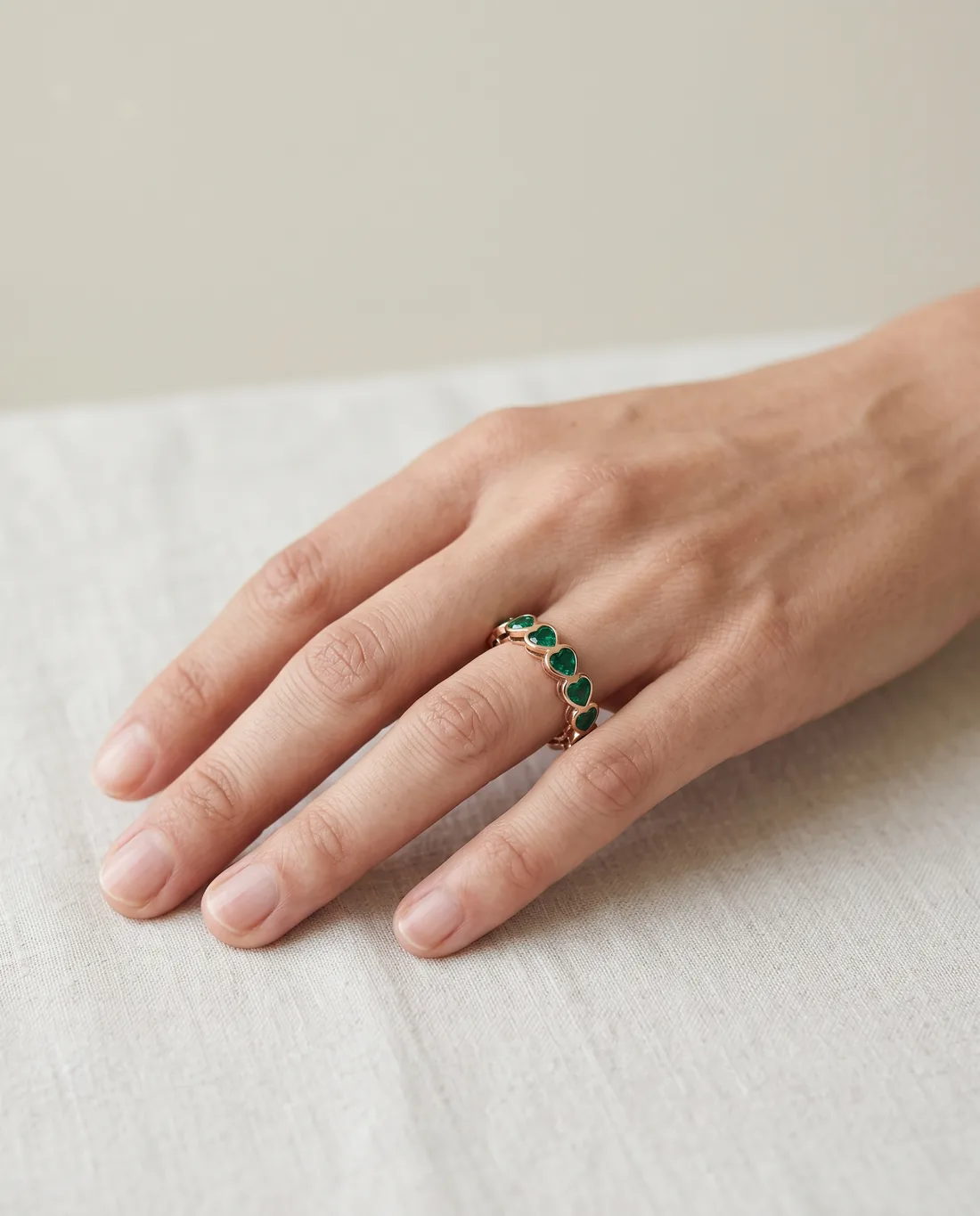 ORTIGAS Rose Emerald Band, кольцо, на руке