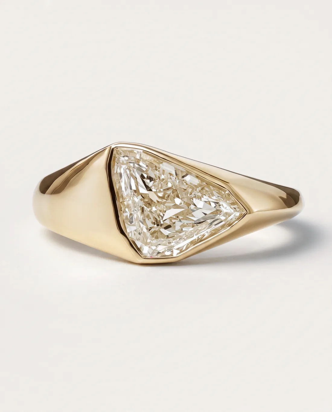 ORTIGAS Shield Signet, кольцо, вид спереди