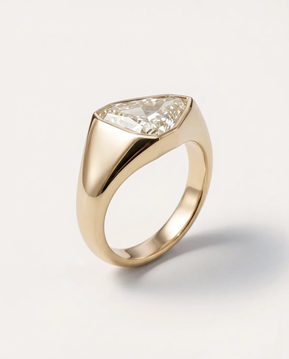 ORTIGAS Shield Signet, кольцо, вид в три четверти