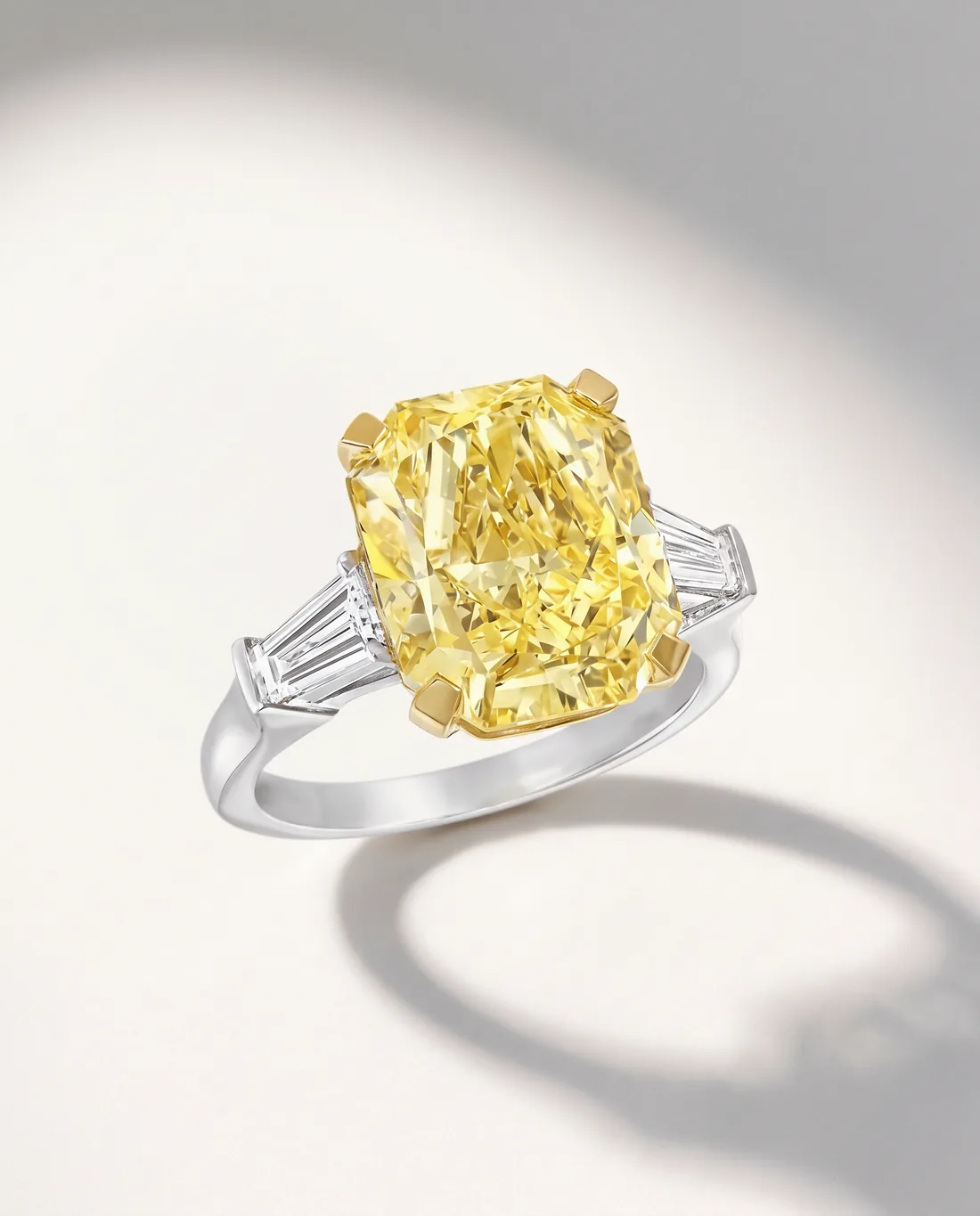 ORTIGAS Yellow Cushion, кольцо, вид спереди