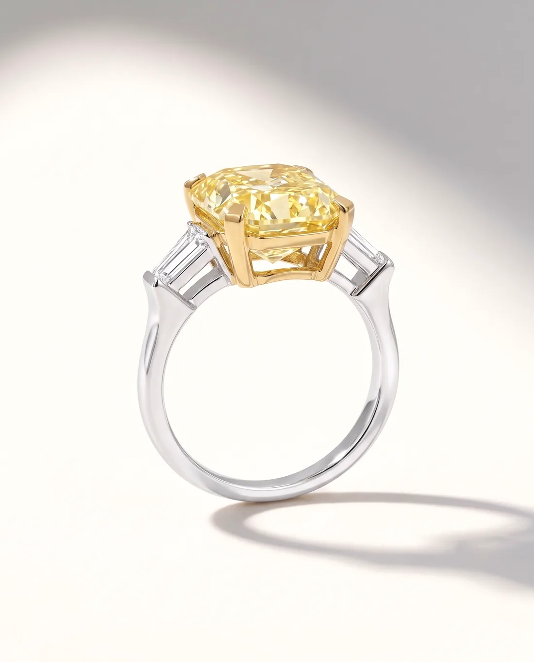 ORTIGAS Yellow Cushion, кольцо, вид в три четверти