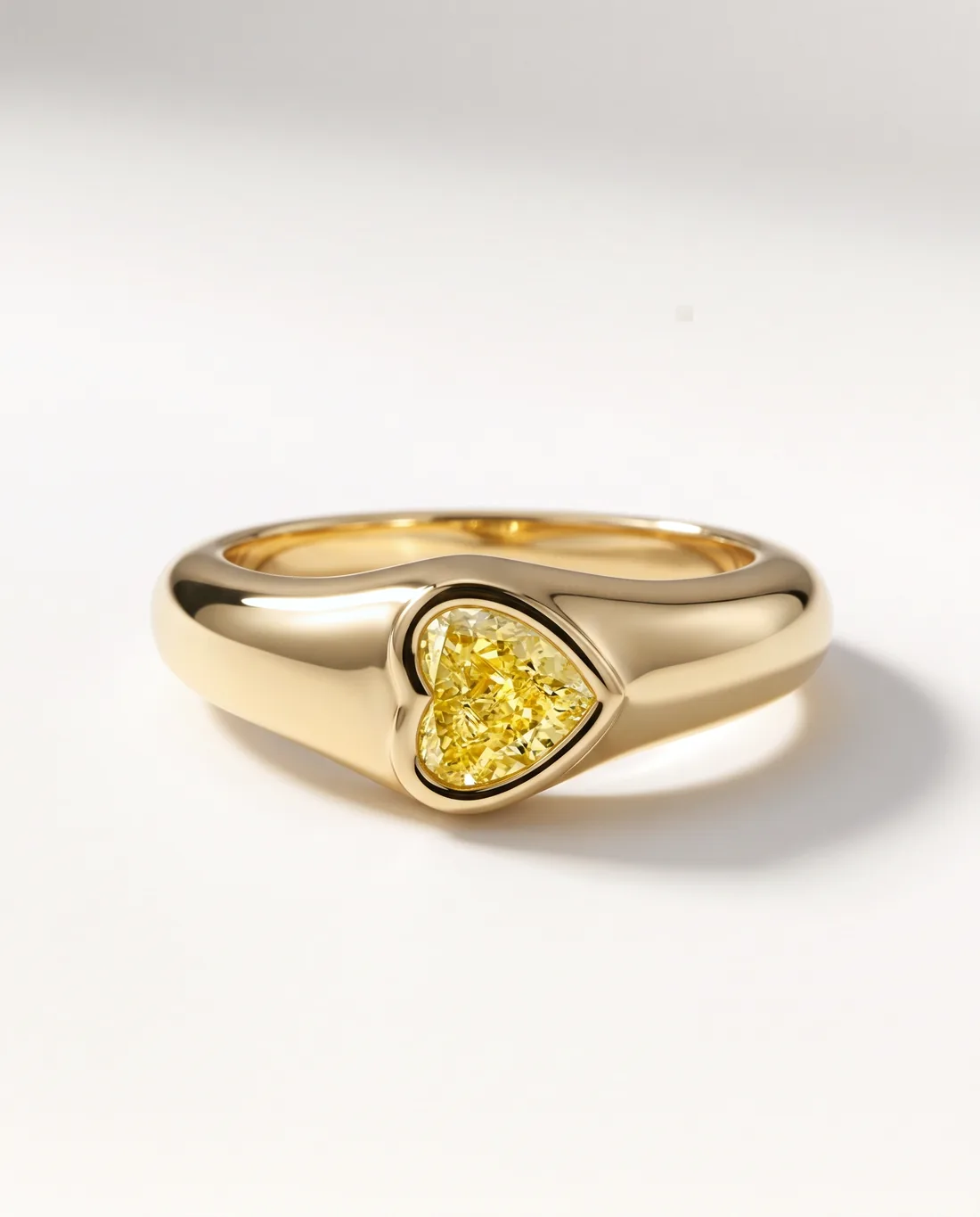 ORTIGAS Yellow Heart Signet, кольцо, вид спереди