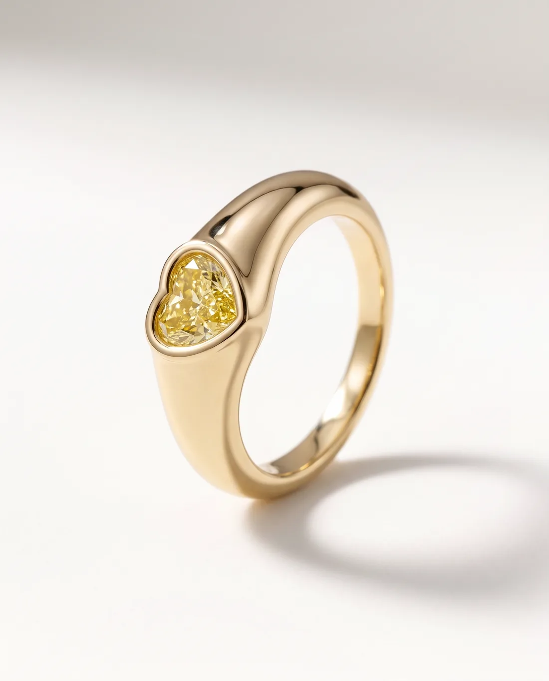 ORTIGAS Yellow Heart Signet, кольцо, вид в три четверти