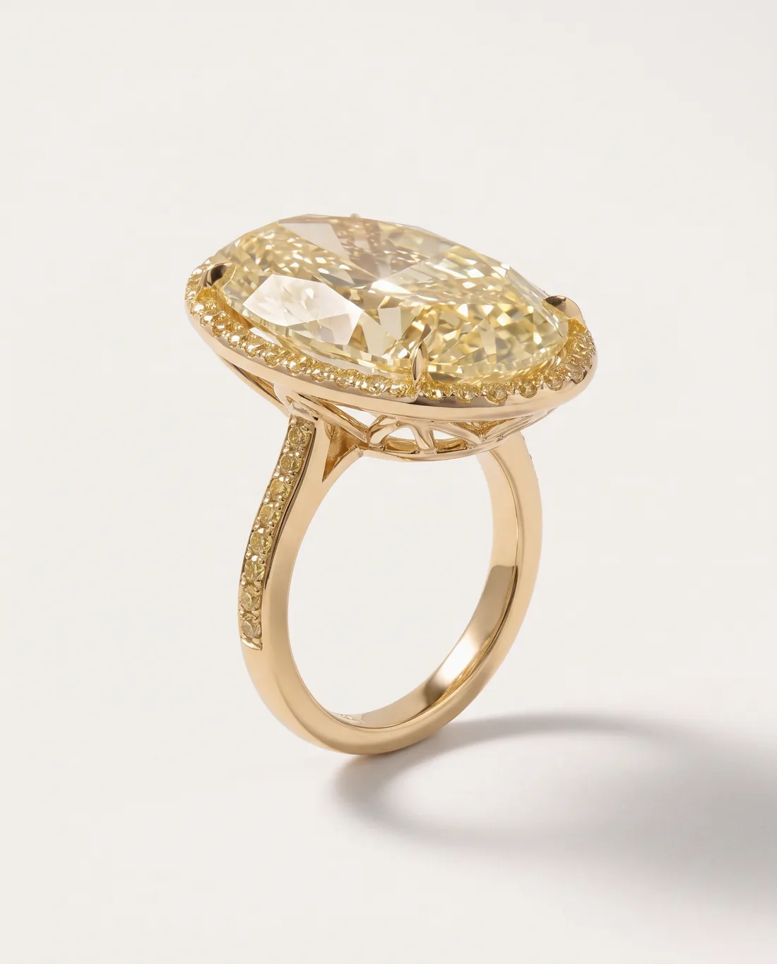 ORTIGAS Yellow Oval Halo, кольцо, вид в три четверти