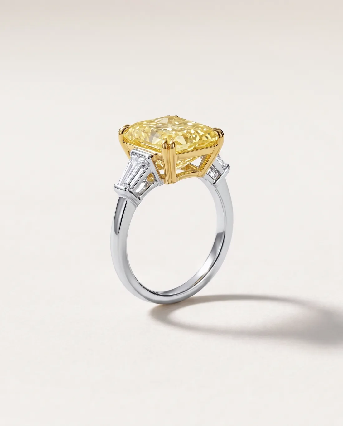 ORTIGAS Yellow Radiant, кольцо, вид в три четверти